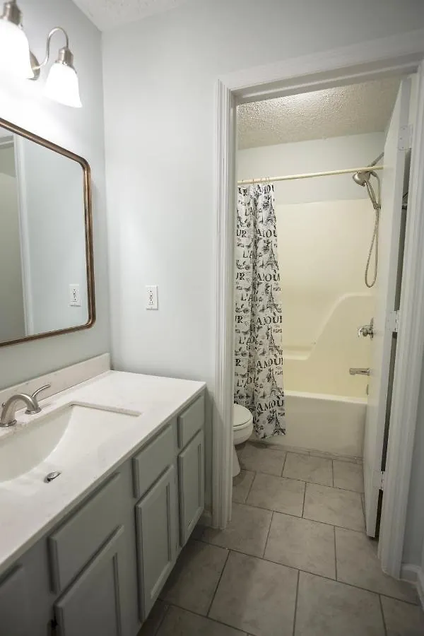 Apartment Elegant 3 Bedroom Apt With Free Parking And Balcony Nashville