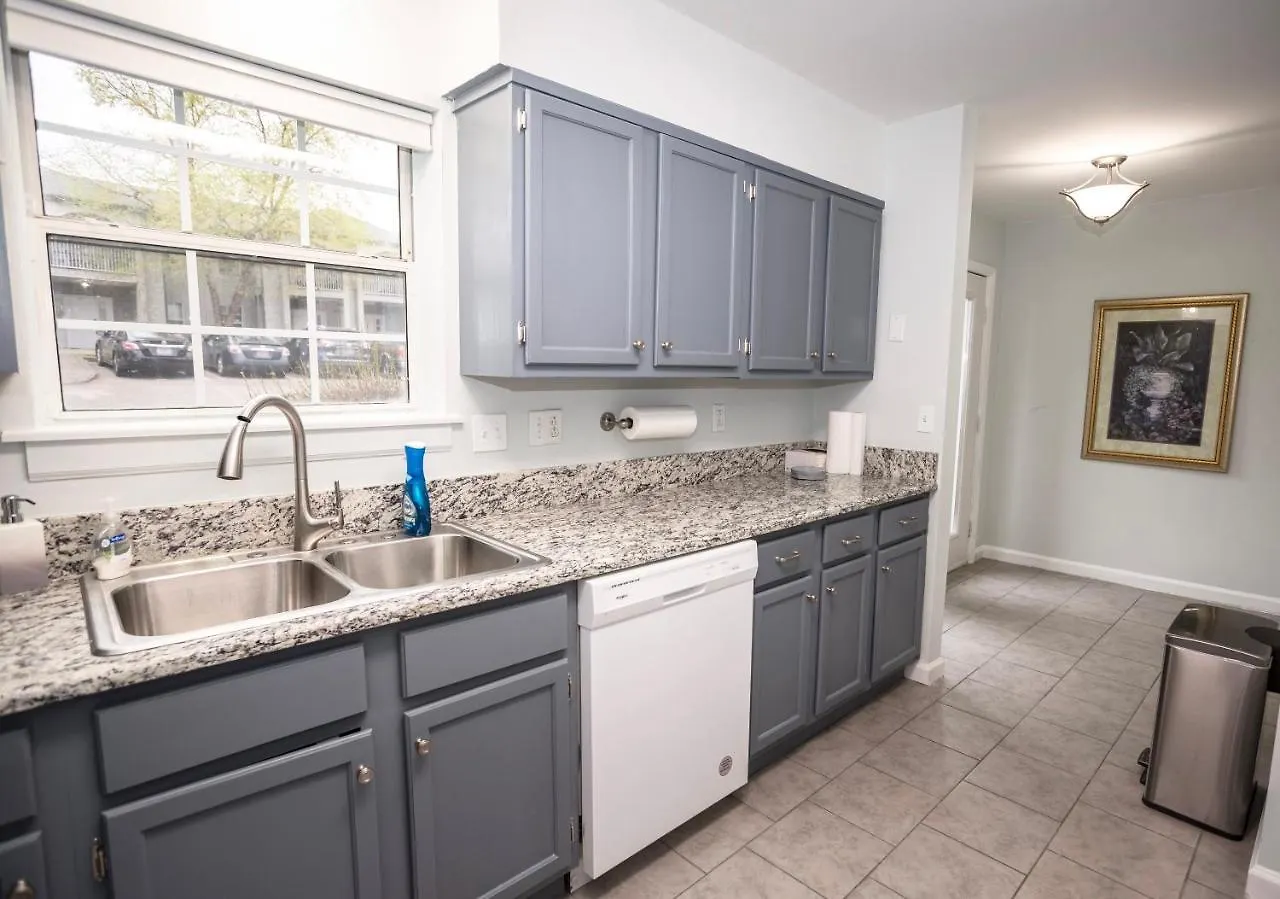 Elegant 3 Bedroom Apt With Free Parking And Balcony Nashville Apartment