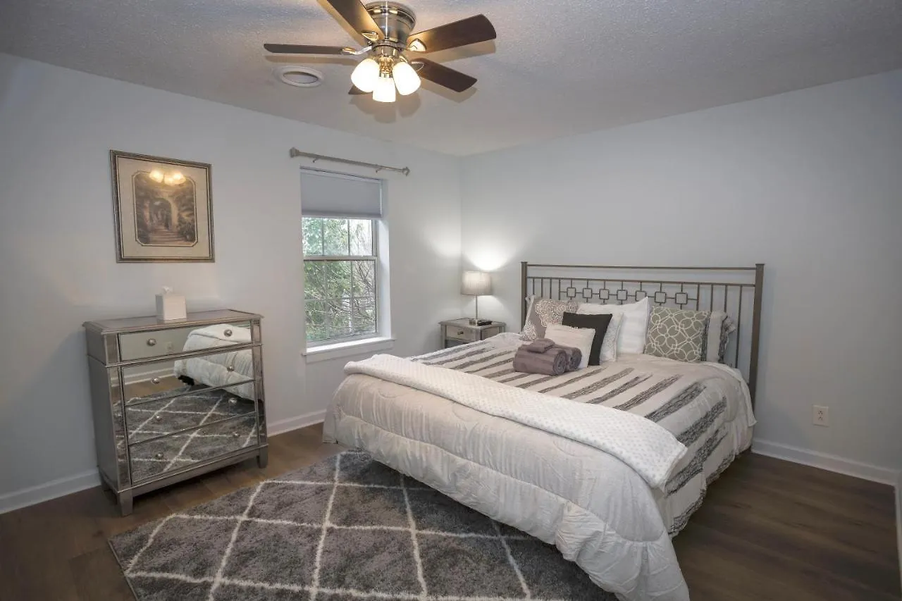 Elegant 3 Bedroom Apt With Free Parking And Balcony Nashville Apartment