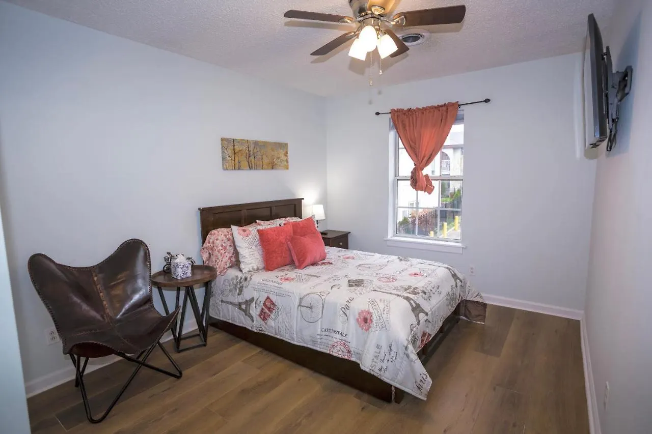 Elegant 3 Bedroom Apt With Free Parking And Balcony Nashville