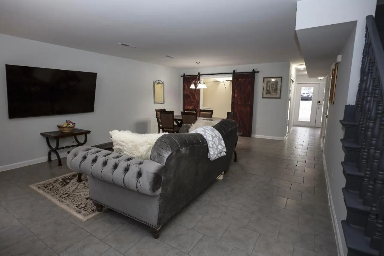 Apartment Elegant 3 Bedroom Apt With Free Parking And Balcony Nashville